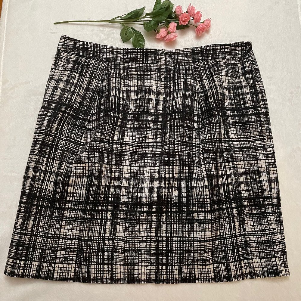 LOFT Black and White Pencil Skirt